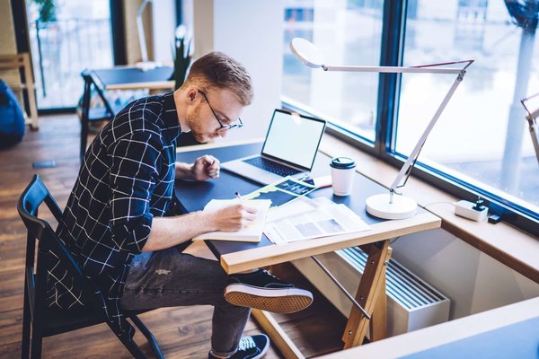 Quels sont les défis de l'enseignement des STEM aux filles et comment les surmonter ?